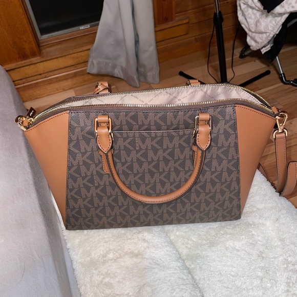 Brand new Michael Kors bag never been used! - Picture 2 of 3